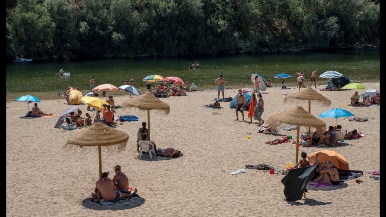 Praia de Const&acirc;ncia: Um Para&iacute;so Natural e Relaxante